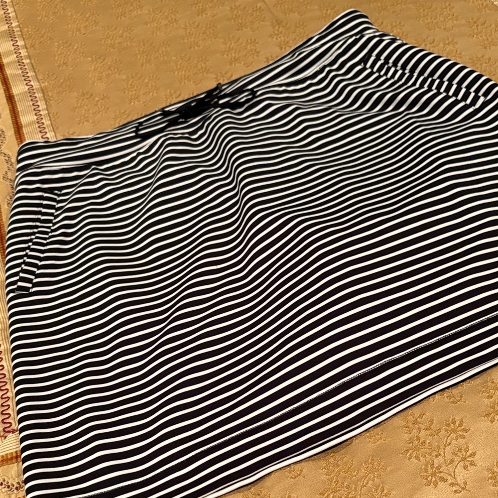 Chico’s Classic Black and White Striped Women’s Skort, 1 (S to M)